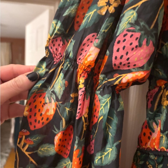 NWT Farm Rio Lady Strawberry Blouse with peplum hem. 100% cotton. Size L - Picture 9 of 13